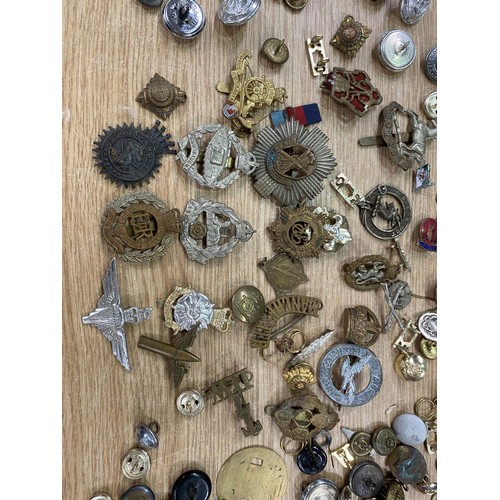 149A - A collection of GB military cap badges and buttons