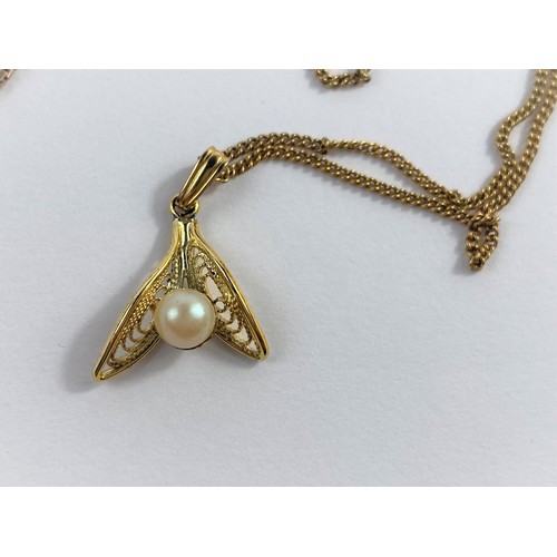 671 - A fine box chain stamped 375, 3.7gm ; A simulated pearl pendant on fine chain, chain st. 375, chain ... 