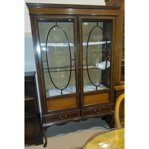 792 - An Edwardian Sheraton style side/display cabinet in inlaid crossbanded mahogany with 2 doors and 2 d... 