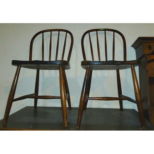 800 - An Ercol style set of 4 hoop and stick back chairs; 2 oak occasional tables; a bedroom chair