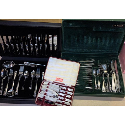 659A - An Oneida stainless steel cased canteen of cutlery, another similar canteen of cutlery and another s... 