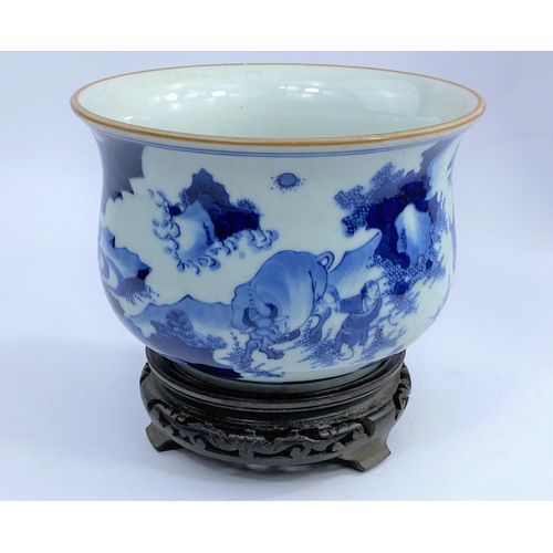 614E - A Chinese blue and white spittoon on a hardwood stand, diameter 20cm (some wear to glaze internally ... 