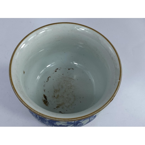 614E - A Chinese blue and white spittoon on a hardwood stand, diameter 20cm (some wear to glaze internally ... 