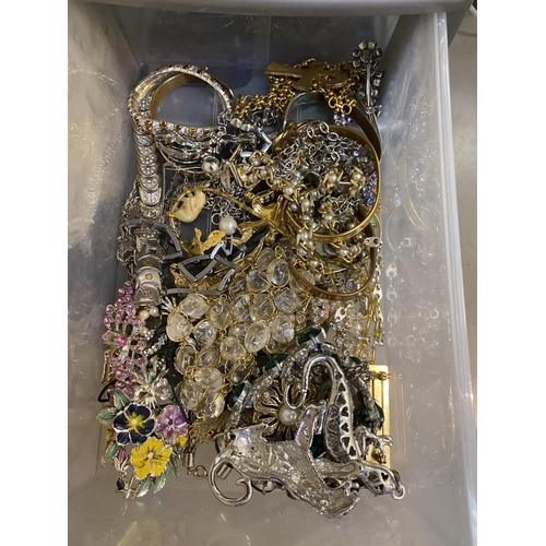 128 - A selection of costume jewellery
