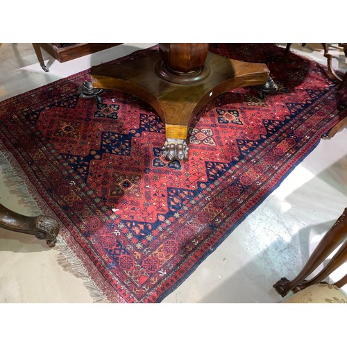 820 - A hand knotted 20th century Persian style rug 190 x 126cm