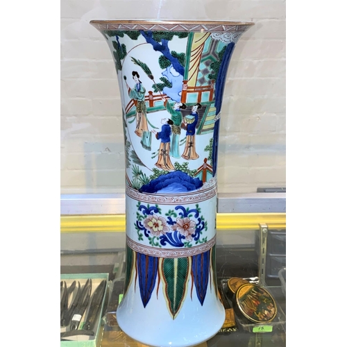 422 - A Chinese famille verte cylindrical vase with flared rim, depicting a domestic scene, height 40cm - ... 