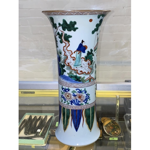 422 - A Chinese famille verte cylindrical vase with flared rim, depicting a domestic scene, height 40cm - ... 