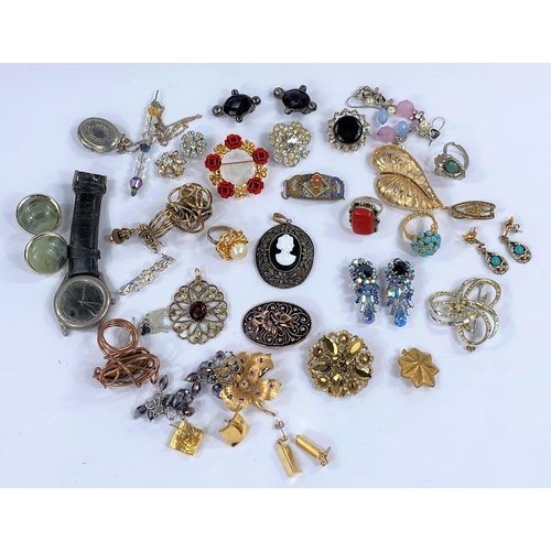 596A - A selection of costume jewellery brooches etc