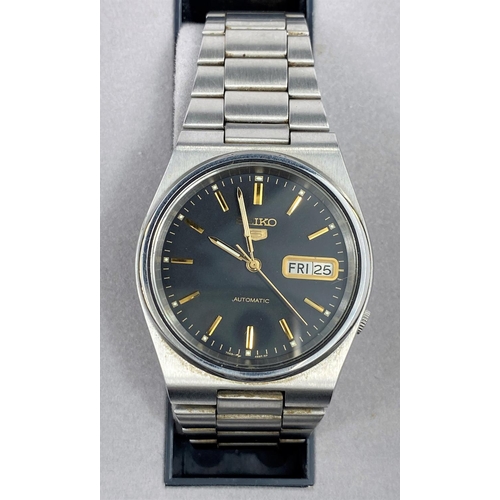 678 - A gents Seiko automatic wristwatch, blue dial with gilt batons, original steel strap, box
