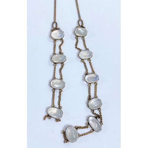 678d - A necklace set with oval moonstones with fine double chain between (chain a.f.)