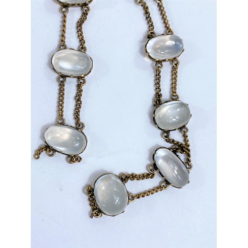 678d - A necklace set with oval moonstones with fine double chain between (chain a.f.)