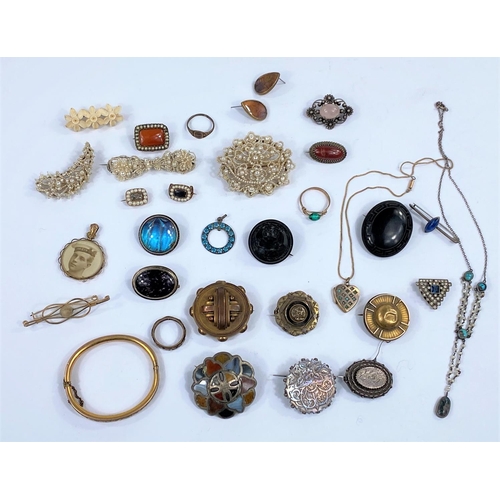 680 - A selection of Victorian and later brooches and costume jewellery
