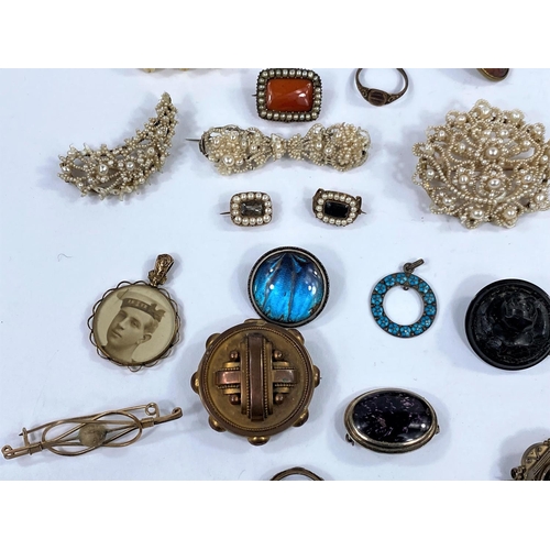 680 - A selection of Victorian and later brooches and costume jewellery