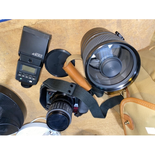 186 - A CANON E-05 10 SLR camera and a SIGMA 600mm mirror telephoto lens