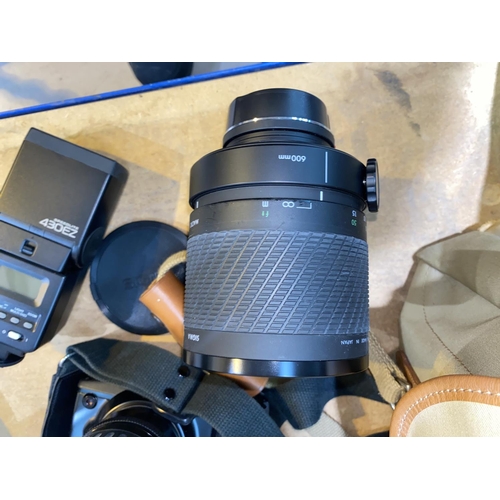 186 - A CANON E-05 10 SLR camera and a SIGMA 600mm mirror telephoto lens