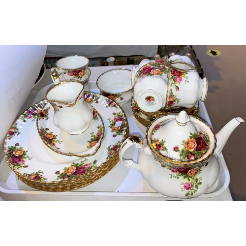 513 - A Royal Albert Old Country Roses part dinner and tea service, approx 27 pieces including tea pot