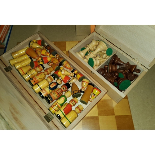 202 - A modern Staunton style carved wooden chess set by Lardy International, Pieces en Buis in box with b... 