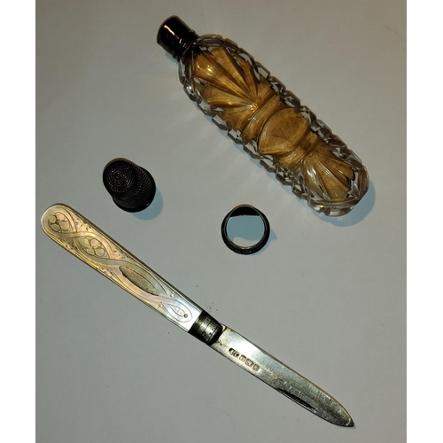 105 - A Georgian cut glass scent bottle; a mother-of-pearl fruit knife with silver blade; 2 thimbles

NO B... 