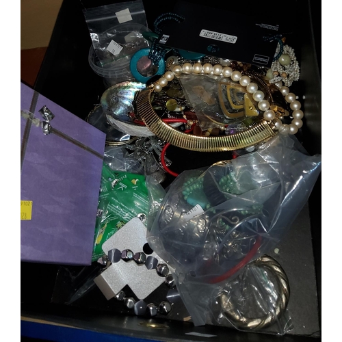 18 - A selection of costume jewellery

NO BIDS SOLD WITH NEXT LOT