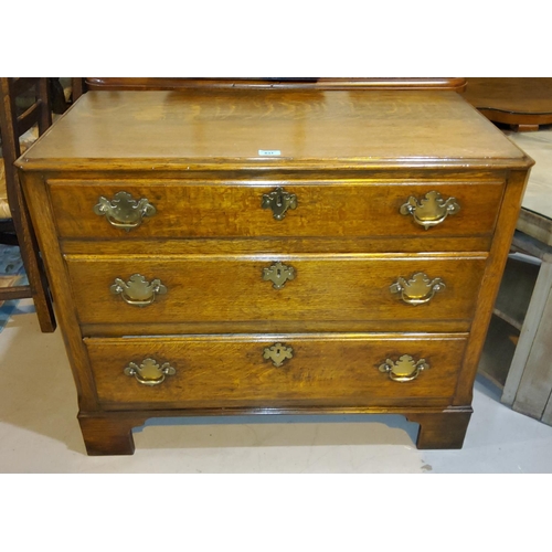 831 - A good quality 20th century oak Georgian style chest of three drawers on bracket feet with canted fr... 