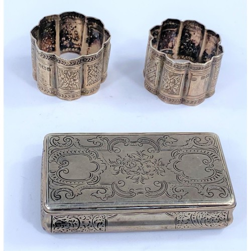 722a - A Georgian chased white metal snuff box unmarked; a hallmarked silver pair of napkin rings, Sheffiel... 