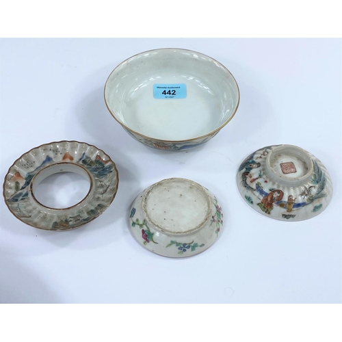 442 - A Selection of small Chinese lids or dishes, two with seal
marks to base (some damage)