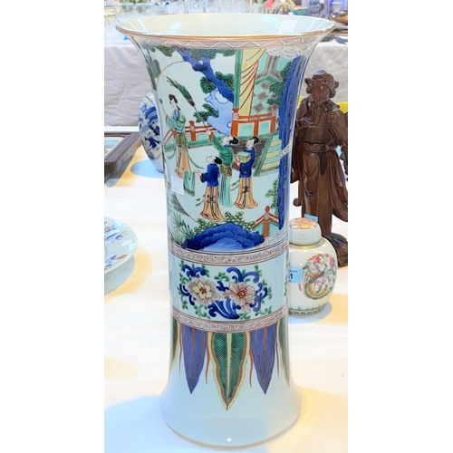 422 - A Chinese famille verte cylindrical vase with flared rim, depicting a domestic scene, height 40cm - ... 