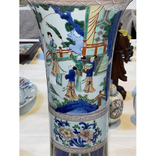 422 - A Chinese famille verte cylindrical vase with flared rim, depicting a domestic scene, height 40cm - ... 