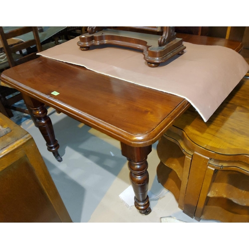 827B - A Victorian mahogany wind-out dining table on turned legs and castors, 1 spare leaf and winder,115cm... 