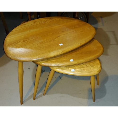 871 - A nest of 3 1950's Ercol 'pebble' occasional tables