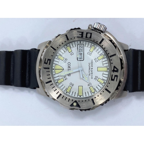650D - A Seiko Automatic dive watch, early SKX model mould with stainless steel bezel with white dial, on t... 