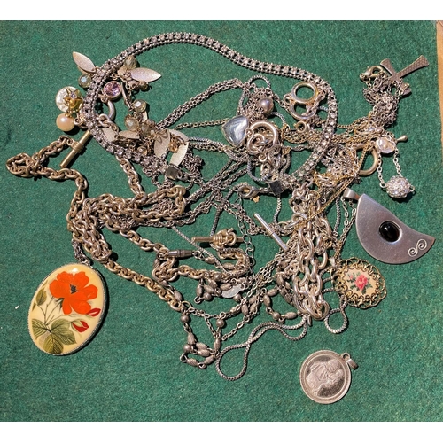 600 - A selection of white metal and other jewellery