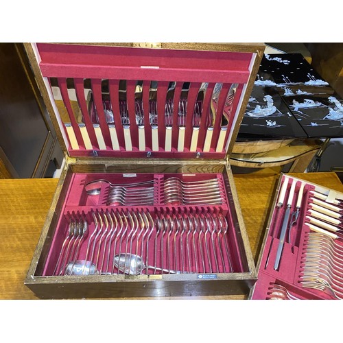 620C - A canteen of early / mid 20th century silver plated cutlery, 12 setting, in fitted oak box