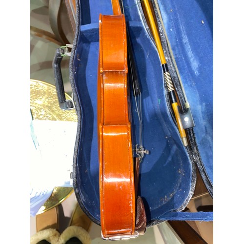 338A - A modern cased 3/4 size student's violin and bow 31.5cm