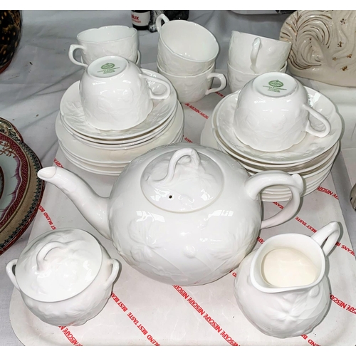 582A - A Mintons Victoria Strawberry eight setting tea service with teapot, milk jug, sugar, cups and sauce... 