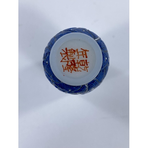 423 - An opaque white Chinese snuff bottle with blue dragons to body, character mark to base, length 7.5cm... 