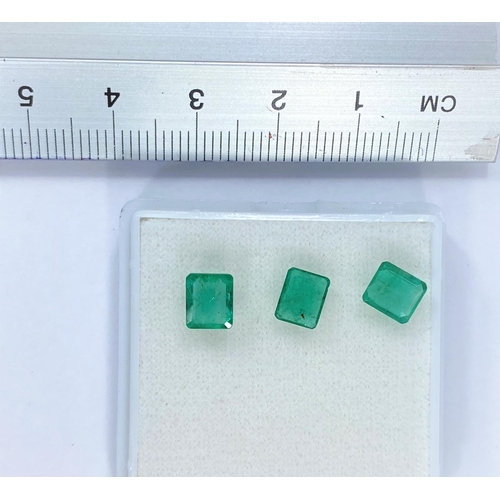 653 - Three loose square cut emeralds, total weight 2.51 carats