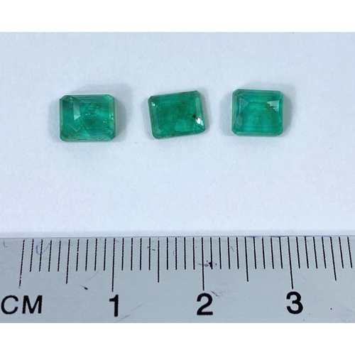 653 - Three loose square cut emeralds, total weight 2.51 carats