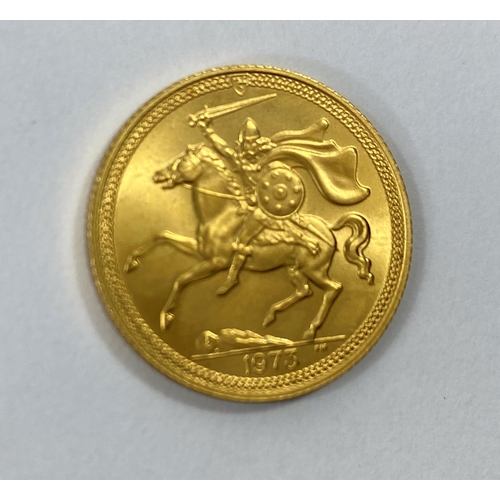 734 - A 1973 Isle of Mann 22 carat gold sovereign with Norse Warrior to obverse, 7.96gm, Pobjoy Mint