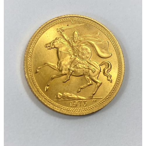 735 - A 1973 Isle of Mann 22 carat gold sovereign with Norse Warrior to obverse, 7.96gm, Pobjoy Mint