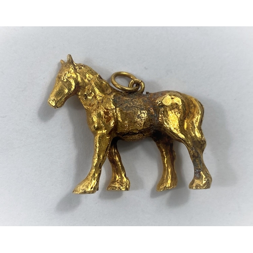 674 - A 9 carat hallmarked gold charm in the form of a shire horse, 14.6 gm