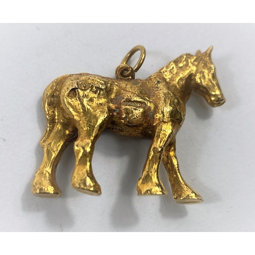 674 - A 9 carat hallmarked gold charm in the form of a shire horse, 14.6 gm