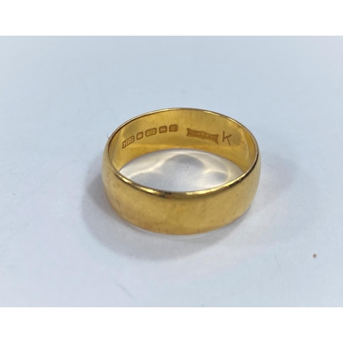 642 - A 22 carat hallmarked gold wedding ring, 5.2gm, size N