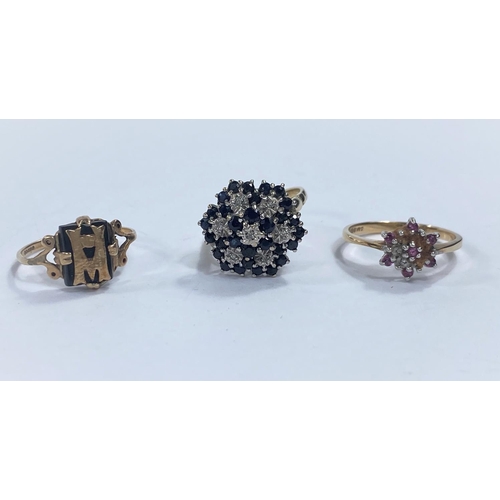 646a - A 9 carat hallmarked gold dress ring set with a large cluster of sapphire and diamond coloured stone... 