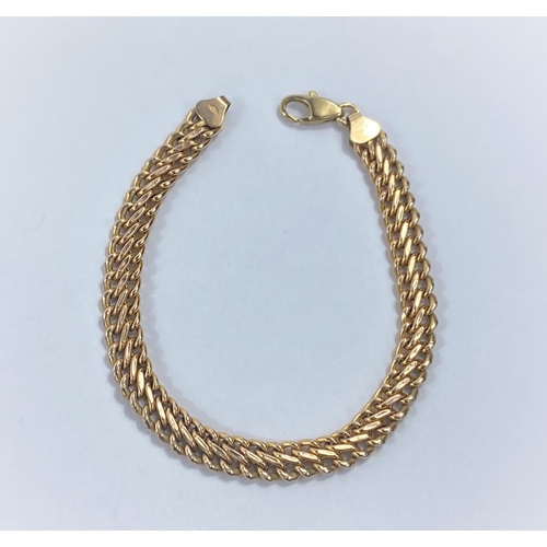 647 - A yellow metal double link curb chain bracelet stamped 375, 5.1gm