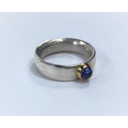 714b - A hallmarked silver gent’s wedding band with hallmarked silver body with sapphire coloured sto... 