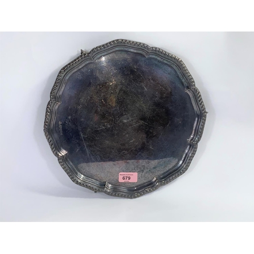 679 - A hallmarked silver salver with wavy gadrooned border, on 3 scroll feet, diameter 32 cm, Sheffield 1... 