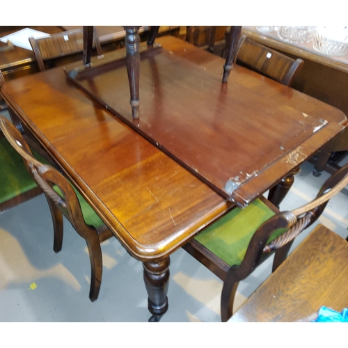 911 - A Victorian mahogany wind-out dining table on turned legs and castors, 1 spare leaf and winder,115cm... 