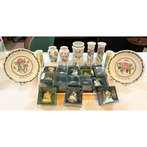 500c - 17 Portmeirion Botanic Garden Christmas bells, boxed, 2 Christmas plates, 7 vases and a tray