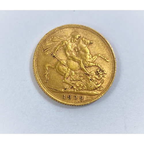 732 - A 1909 gold sovereign.